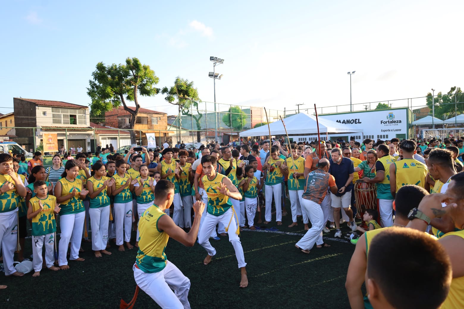 grupo jogando capoeira